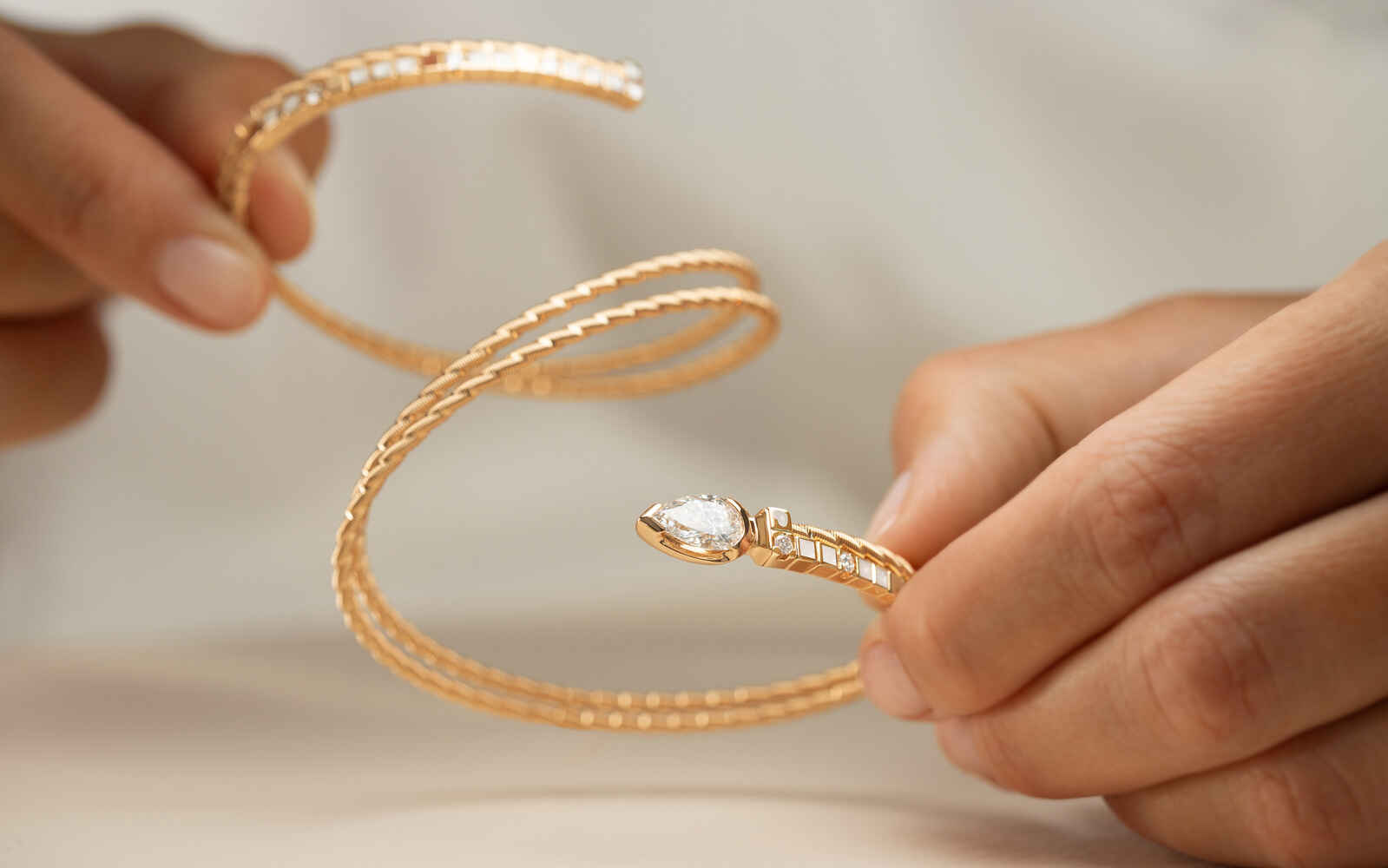 ArmbandUMARMEMICHDiamanttropfenperlmutt amModel h65f8403eeef7f5fe