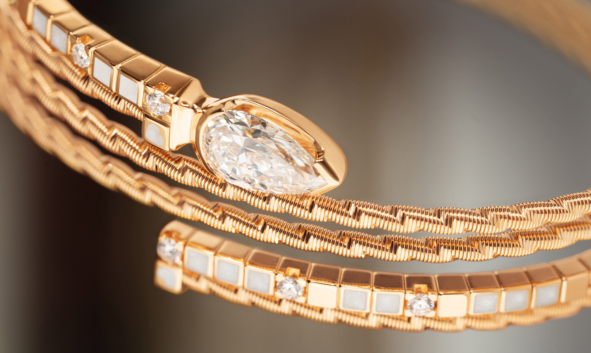 Wellendorff EMBRACE ME. Diamond drop mother-of-pearl bracelet Wellendorff EMBRACE ME. Diamond drop mother-of-pearl bracelet